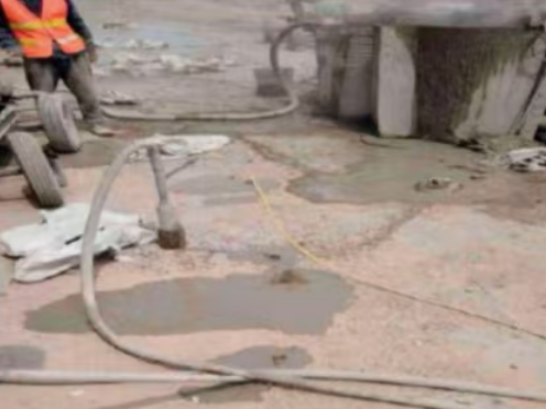 凉山水泥混凝土路面板底注浆技术 路面脱空注浆整治方案